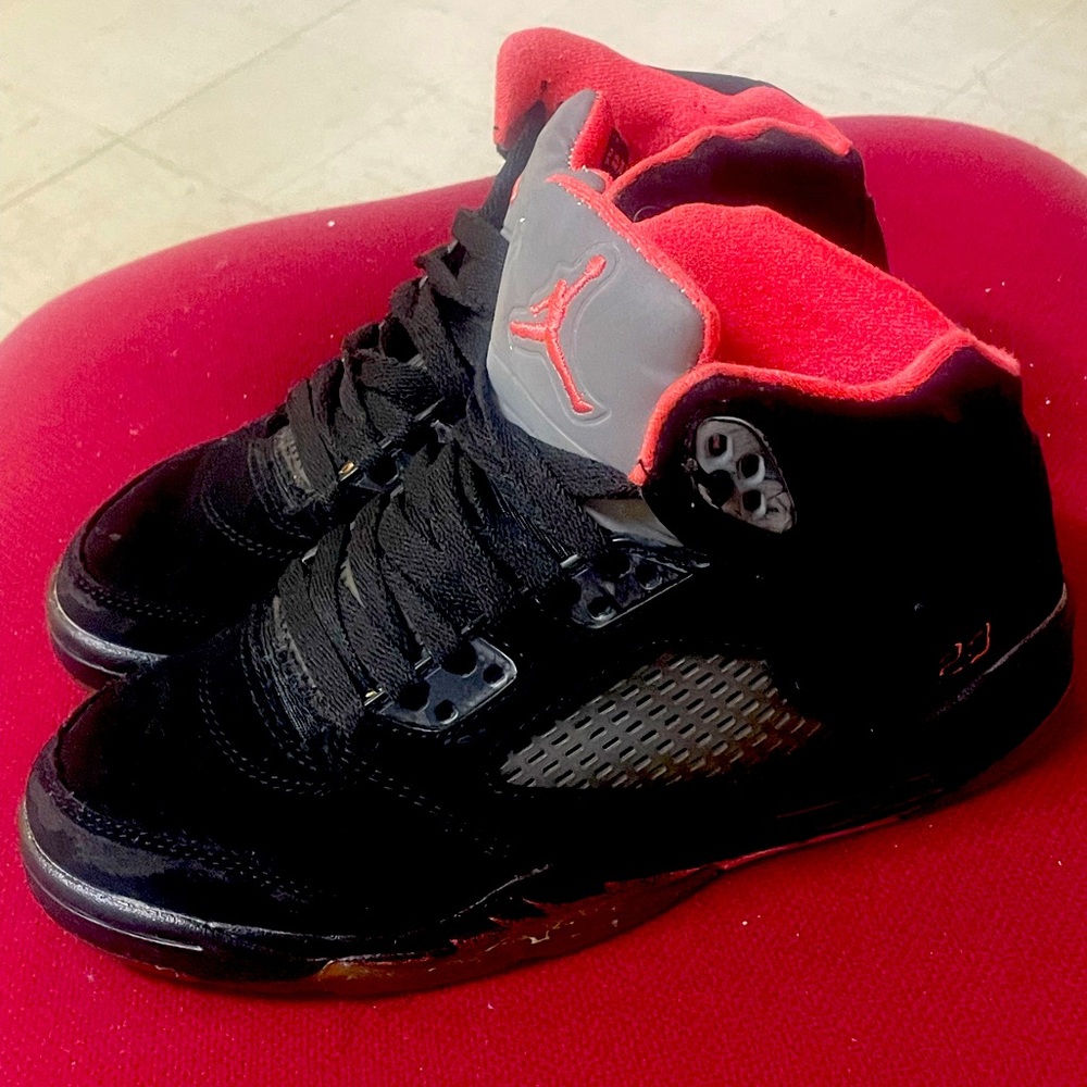 Black and pink jordans